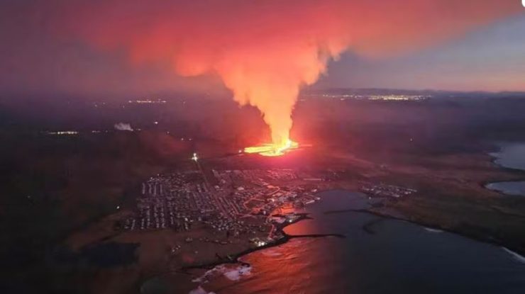Un vulcan a erupt în Islanda. Lava a ajuns într-un oraş pescăresc, dând foc unor case