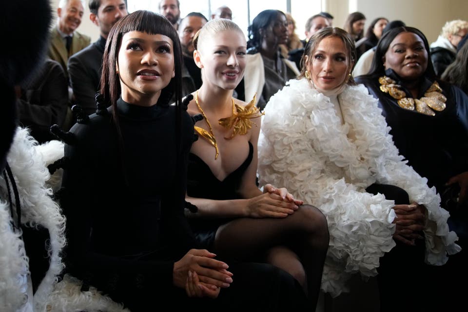 Ce ținute au purtat vedetele la Săptămâna Haute Couture din Paris? J.Lo, Zendaya și Carla Bruni au strălucit în prima linie