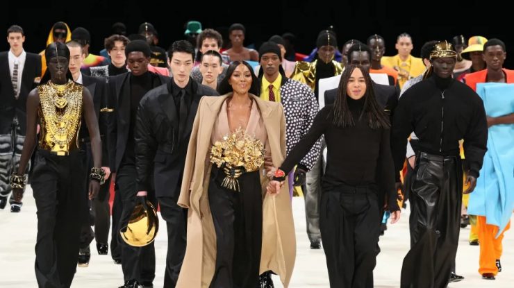 FOTO-VIDEO. Naomi Campbell revine pe podium la 53 de ani. Ce a purtat la Săptămâna Modei de la Paris