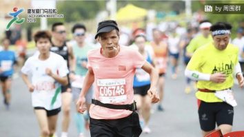 „Unchiul Chen” a devenit viral din nou datorită obiceiului său de a fuma în timpul maratoanelor