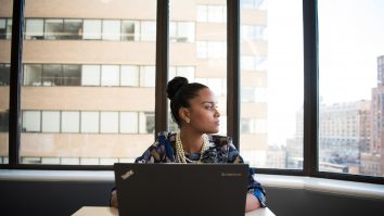 STUDIU. 60% dintre angajați se tem de A.I. Care sunt motivele