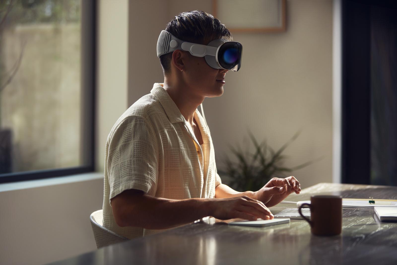 Apple te duce în lumea Vision Pro. Cum arată și ce poate face prima cască de realitate virtuală