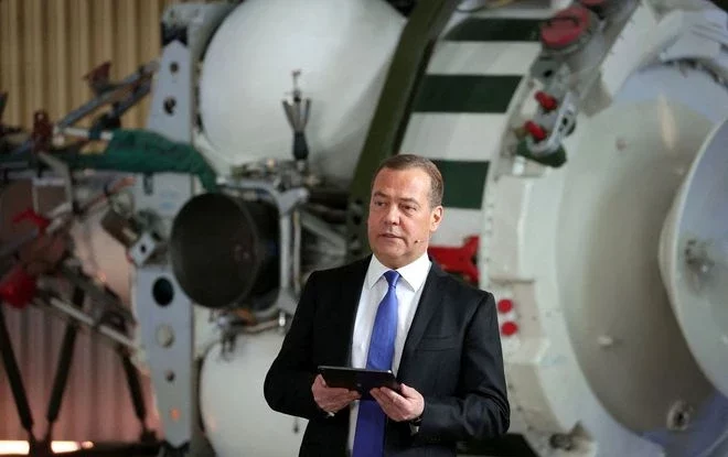 Medvedev amenință Ucraina cu un răspuns nuclear din partea Rusiei