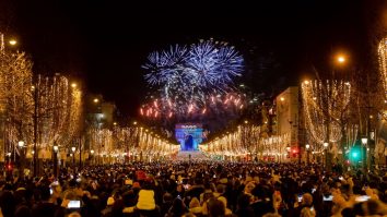 Trăim prin telefoane: Artificiile de pe Champs Elysées din Paris au captat doar atenția camerelor