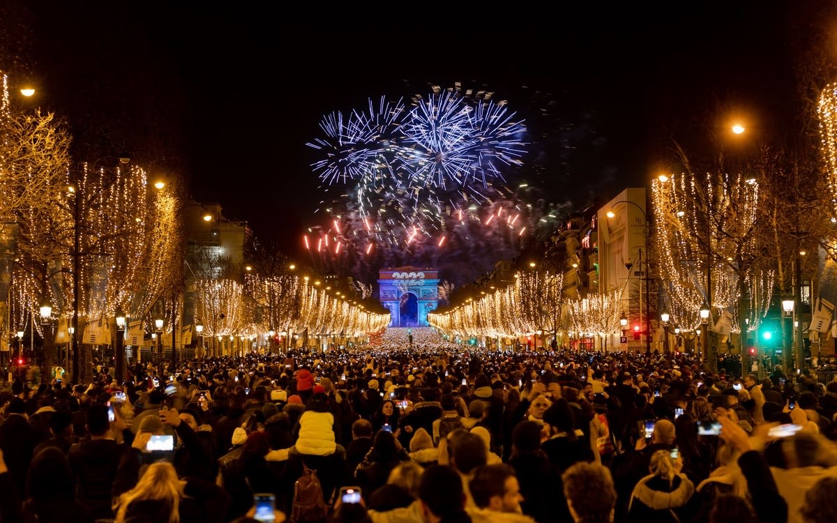 Trăim prin telefoane: Artificiile de pe Champs Elysées din Paris au captat doar atenția camerelor