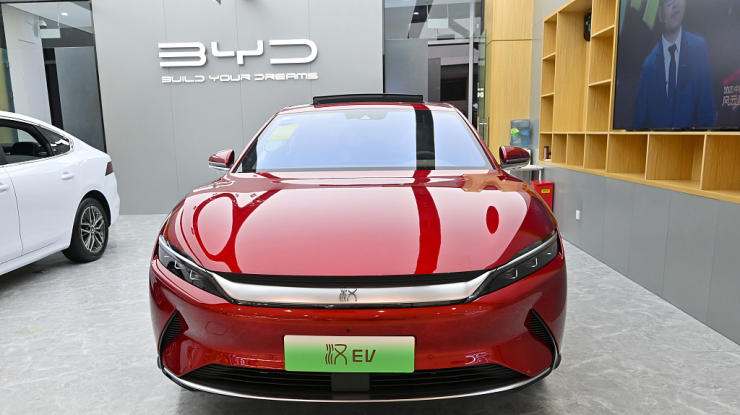 Tesla nu mai este liderul vânzărilor de mașini electrice din lume. Rivalul chinez BYD îi ia locul