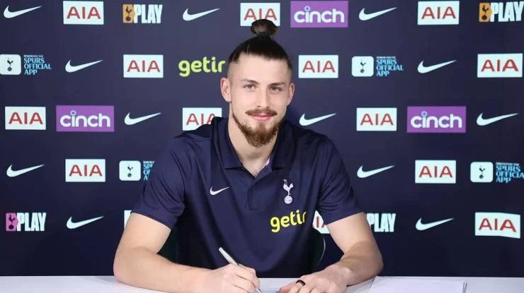 Radu Drăguşin a debutat duminică pentru Tottenham Hotspur, în remiza 2-2 cu Manchester United