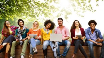 Canada limitează numărul de studenți străini. Ce cauze duc la un plafon temporar pentru vizele de studii