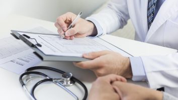 USR cere Avocatului Poporului să atace la CCR suprataxarea concediilor medicale