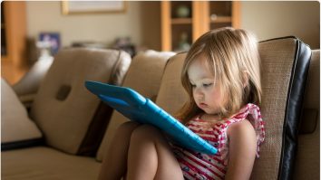 Ce riscuri aduce timpul petrecut în fața ecranelor pentru copii? Psiholog: „Avem de-a face cu îndepărtarea minorului de realitate”