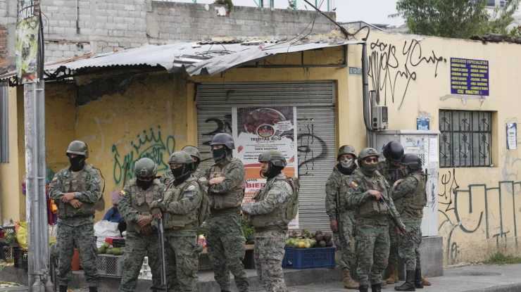 VIDEO. Un grup de bărbați înarmați au intrat într-un studio de televiziune din Ecuador în direct