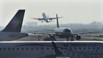 Un bărbat a deschis o ieșire de urgență și a stat pe aripa unui avion. Pasagerii îi susțin gestul