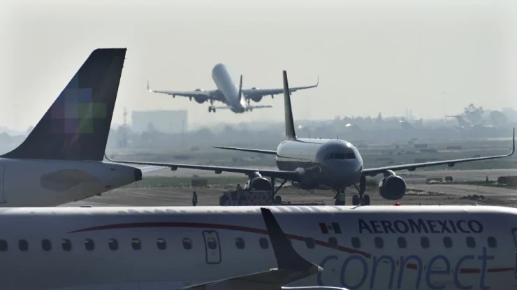 Un bărbat a deschis o ieșire de urgență și a stat pe aripa unui avion. Pasagerii îi susțin gestul