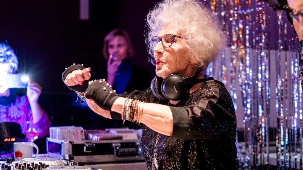 Vika este DJ la 86 de ani. Care este secretul ei?