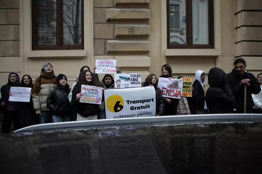 Elevii au protestat la Ministerul Educației. Motivul? În 19 județe, abonamentele pentru navetă nu sunt decontate