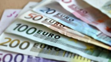 Cristian Hostiuc: „Stabilitatea cursului valutar este un dezastru pentru companiile şi pieţele care au preţurile bunurilor şi serviciilor legate la euro”