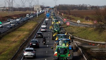 Fermierii din Franța încep blocada în jurul Parisului