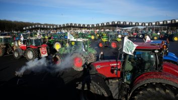Fermierii din Franța promit să continue protestele. A7, o autostradă care traversează sudul țării, este încă închisă