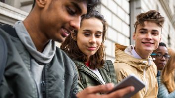 Secolul 21 a adus schimbări în viziunile politice. Generația Z are preferințe politice diferite în funcție de gen