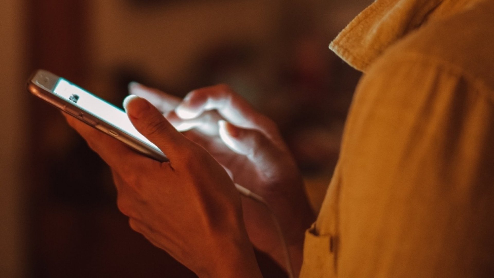 Telefonul aduce dureri fizice. Numărul de persoane care au declarat că au folosit „prea mult” smartphone-ul a crescut