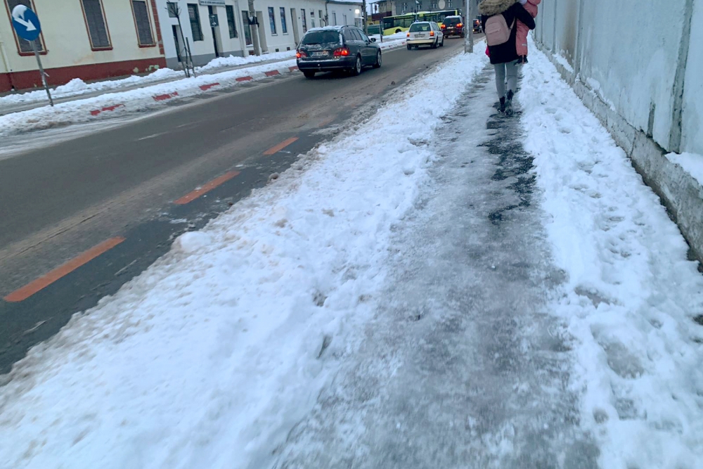 Ceartă între primării. Cele de sector și cea a Capitalei s-au amendat reciproc cu mii de lei că nu au curățat gheața de pe trotuare și din parcuri