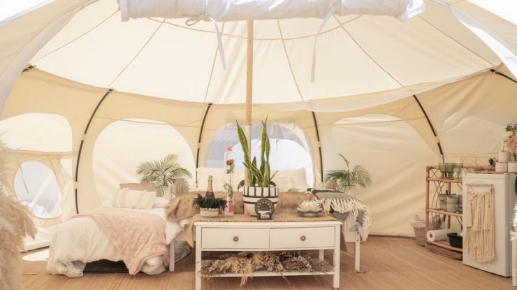 Cazare în apartament sau cort? Acum le poți alege pe amândouă atunci când mergi în vacanță
