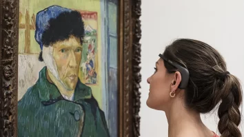 Cum reacționează creierul tău când te uiți la artă? O nouă pereche de căști îți arată impactul artei asupra undelor cerebrale umane