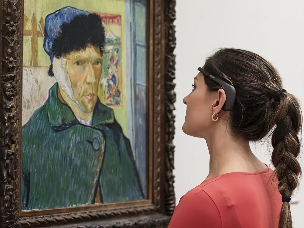 Cum reacționează creierul tău când te uiți la artă? Căștile care arată impactul artei asupra undelor cerebrale umane