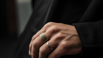 Bărbații care poartă inele sunt mai puternici. Ce simbolizează accesoriile pentru partea masculină