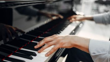 Cum ne ajută cântatul la un instrument muzical? Beneficiile pe care le are asupra sănătății creierului