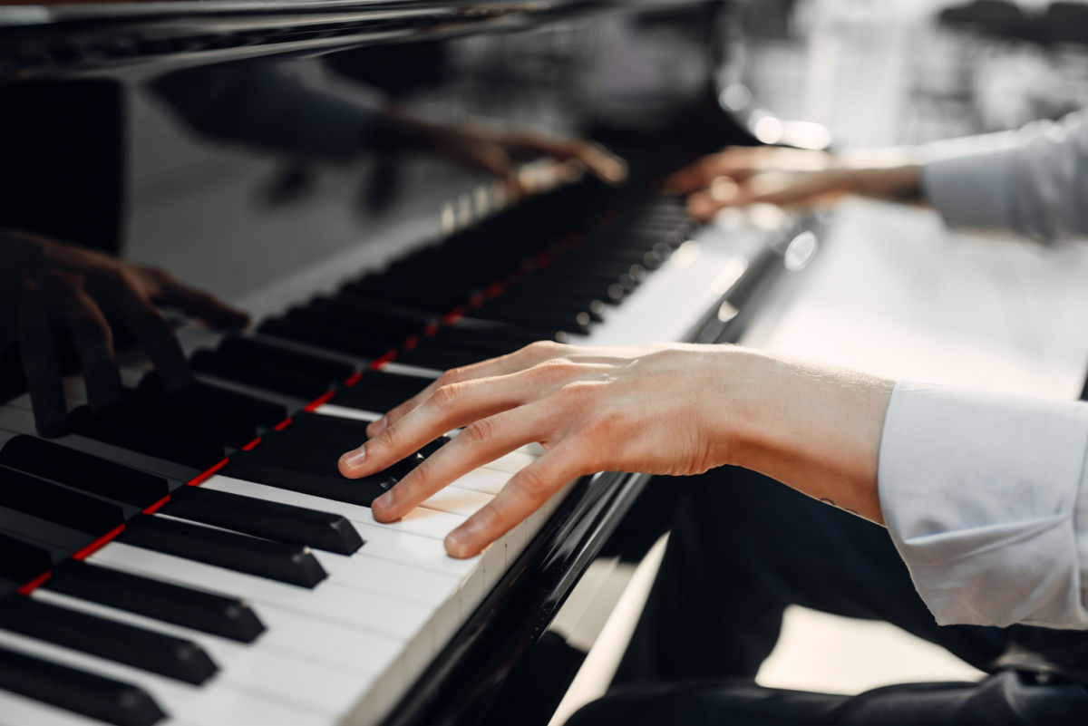 Cum ne ajută cântatul la un instrument muzical? Beneficiile pe care le are asupra sănătății creierului