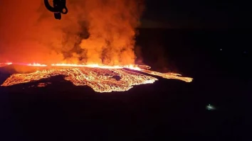 FOTO. Lava vulcanului care a erupt în Islanda a ajuns în curțile oamenilor Expert: „Este cel mai rău scenariu”