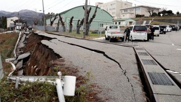 Cutremur de 7,6 grade în Japonia. Valurile de tsunami au lovit unele zone de coastă. Peste 30 de oameni au murit