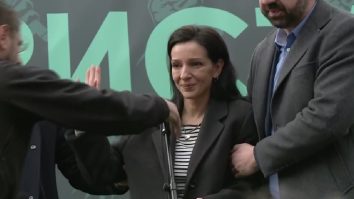 Marinika Tepić, după 13 zile de greva foamei, a fost aplaudată la scenă deschisă. Lidera opoziției din Serbia susține că alegerile au fost fraudate