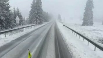 Ninsorile au ajuns în România. Se circulă în condiții de iarnă pe mai multe drumuri din 12 județe