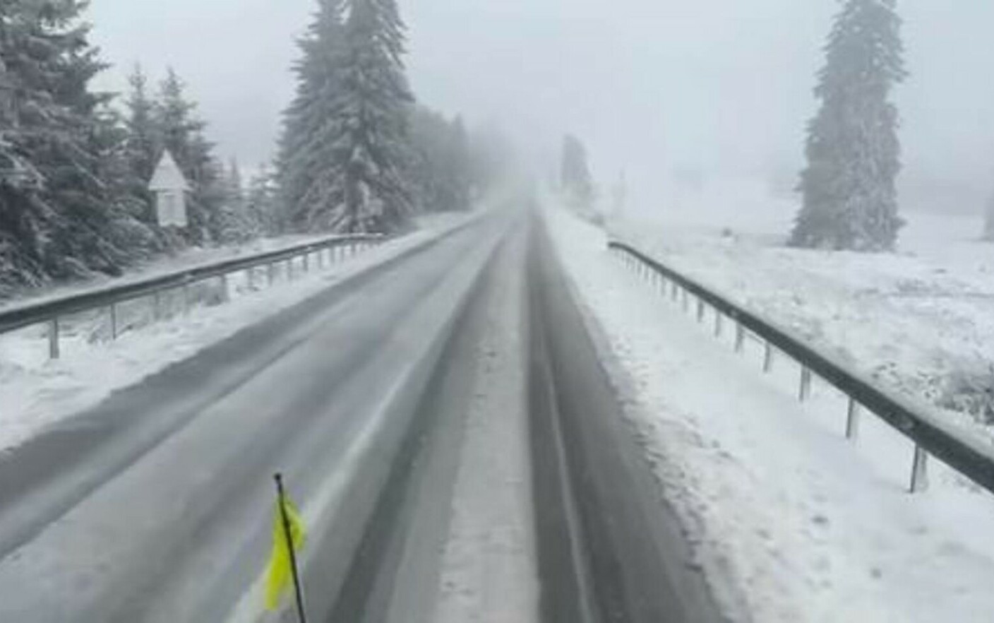 Ninsorile au ajuns în România. Se circulă în condiții de iarnă pe mai multe drumuri din 12 județe
