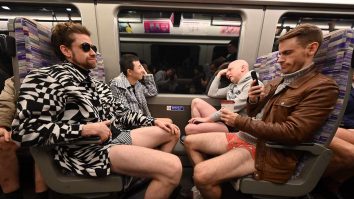 Tradițiile revin la Londra. Britanicii au urcat fără pantaloni în metrou