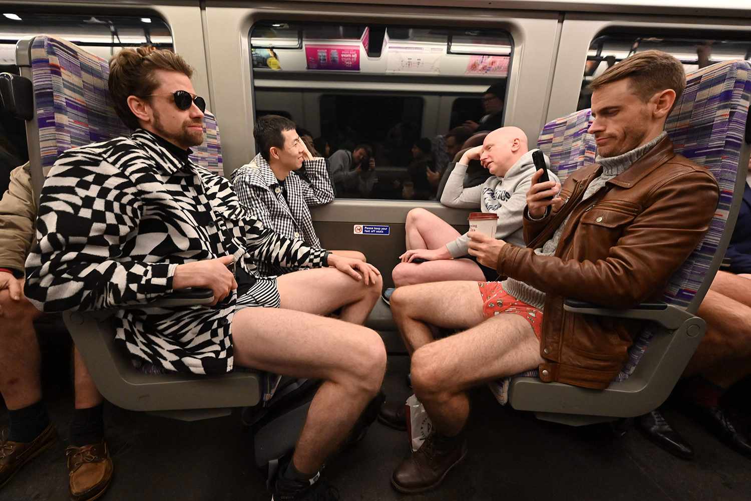 Tradițiile revin la Londra. Britanicii au urcat fără pantaloni în metrou