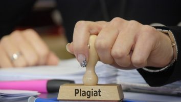 Profesorii care conduc doctorate scapă de orice răspundere în cazul plagiatelor. Doctoranzii rămân singurii responsabili