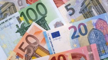 Parlamentul European și statele UE interzic plățile în numerar de peste 10.000 euro. Cine este vizat
