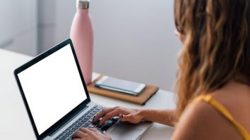 România se află pe ultimul loc în Uniunea Europeană la educaţia online