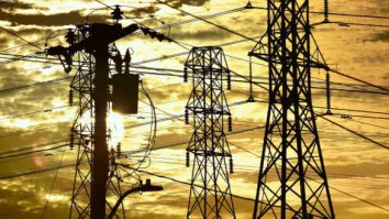 Contradicții pe piața energiei: Scăderea de 70% a prețurilor în 2023 nu se reflectă în facturile consumatorilor