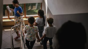 Elevii au cerut să folosească intrări comune cu profesorii. CNCD: Intrarea specială pentru profesori nu îi discriminează pe elevi