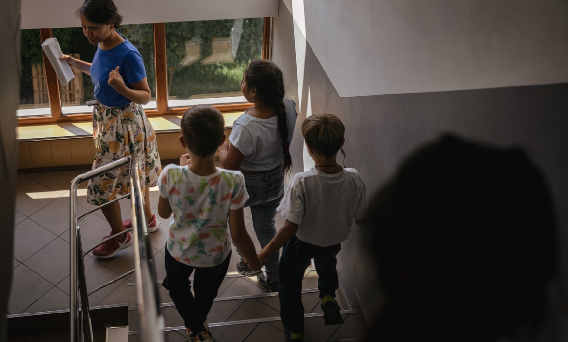Elevii au cerut să folosească intrări comune cu profesorii. CNCD: Intrarea specială pentru profesori nu îi discriminează pe elevi