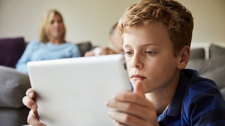 Cum ne afectează ecranele? Timpul petrecut în fața telefonului poate cauza autism și tulburări ADHD