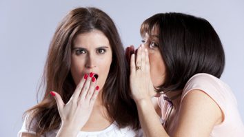 Mitul secretelor. Cercetătorii spun că secretele îndepărtează oamenii din jurul tău