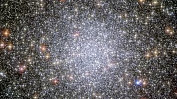 Astronomii au creat cea mai sensibilă imagine radio a unui roi stelar antic. Cum a fost surprins al doilea cel mai strălucitor roi globular din galaxie