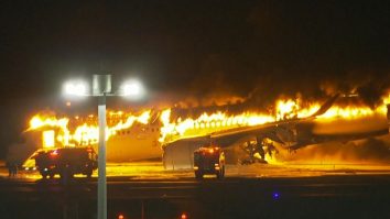 Un avion a luat foc pe pista aeroportului din Tokyo / Cinci din șase membri ai echipajului aeronavei Gărzii de Coastă japoneză au murit