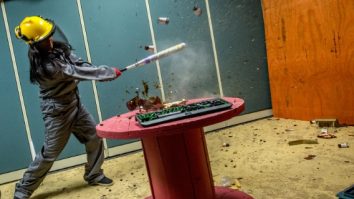 Doi tineri din Iași au deschis „Smash Room” sau camera de furie. Dai 50 de lei și-ți descarci nervii spărgând diferite obiecte