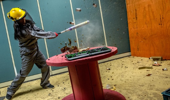 Doi tineri din Iași au deschis „Smash Room” sau camera de furie. Dai 50 de lei și-ți descarci nervii spărgând diferite obiecte